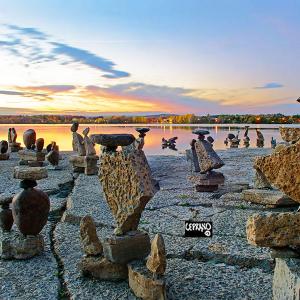 18oct25_Top hats to riverbed cracks